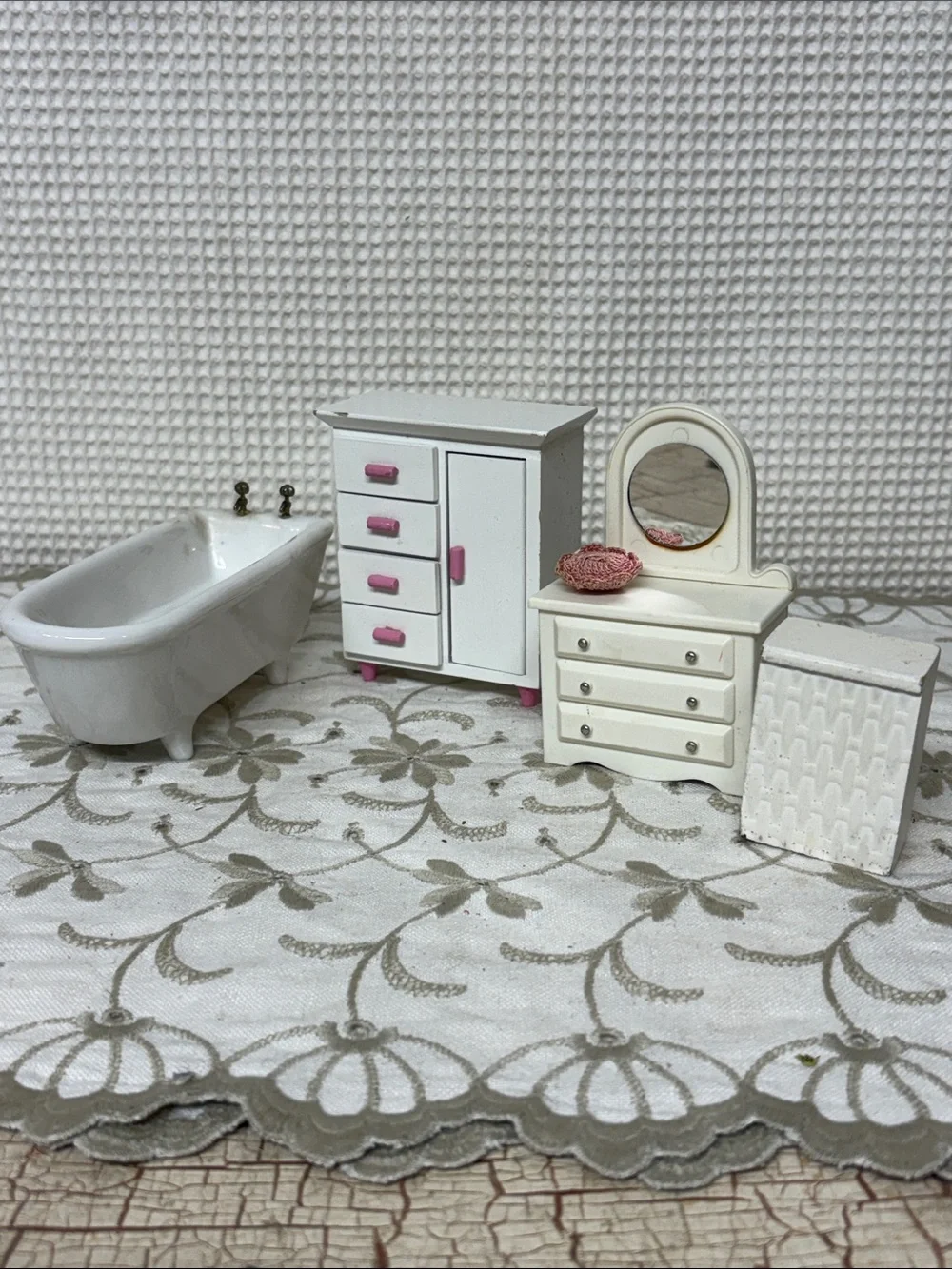 Dollhouse bathroom/bedroom furniture
